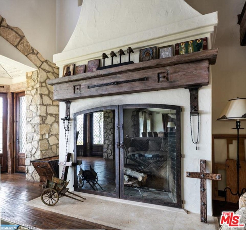 Brave offer: Mel Gibson sells "medieval" estate for $21 million