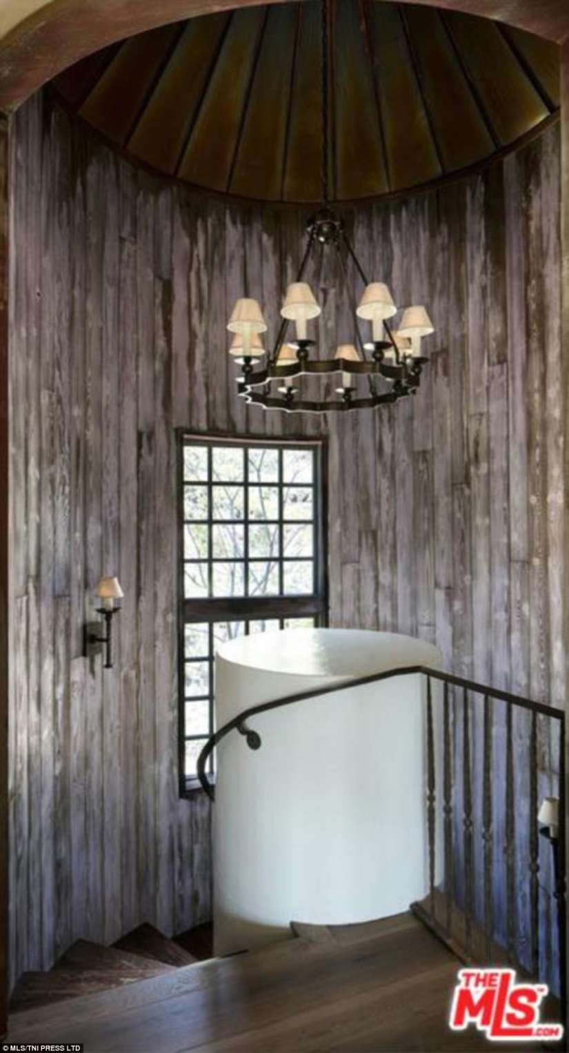 Brave offer: Mel Gibson sells "medieval" estate for $21 million