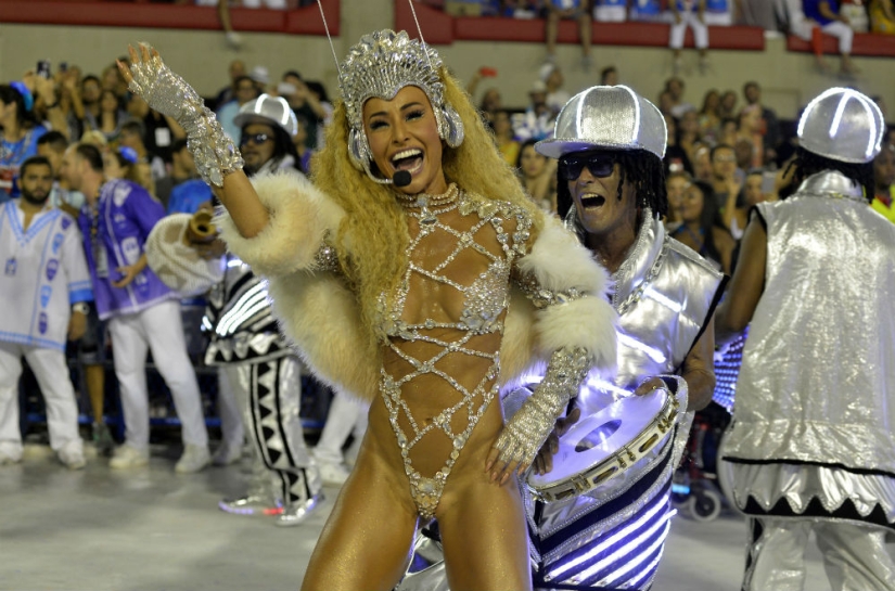 Brazilian Carnival 2017: highlights and revealing costumes Brazilian Carnival 2017: highlights and revealing costumes