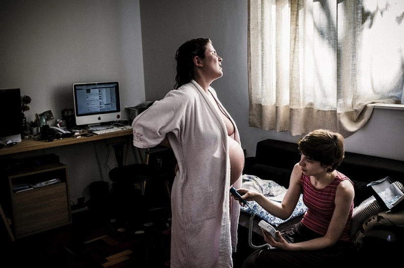 Brazilian photographer showed his girlfriend's home birth Brazilian photographer showed his girlfriend's home birth