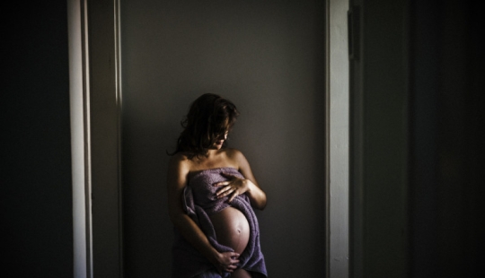 Brazilian photographer showed his girlfriend's home birth