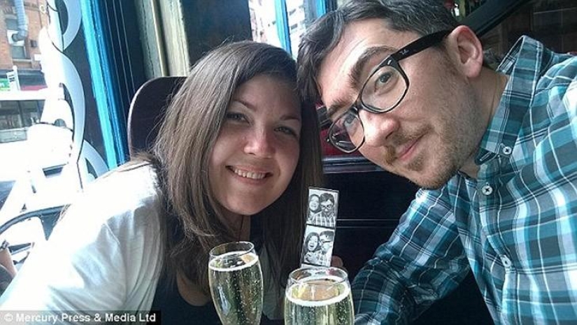 Bride in shock: Emotional footage of unexpected marriage proposal made in a photo booth