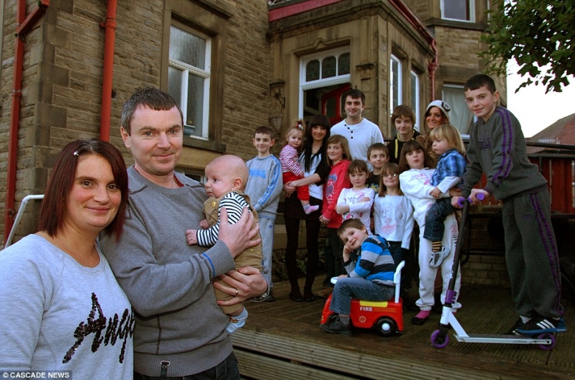 Britain's largest family celebrates the birth of its 19th child Britain's largest family celebrates the birth of its 19th child