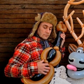 Británico recrea escenas de películas con globos