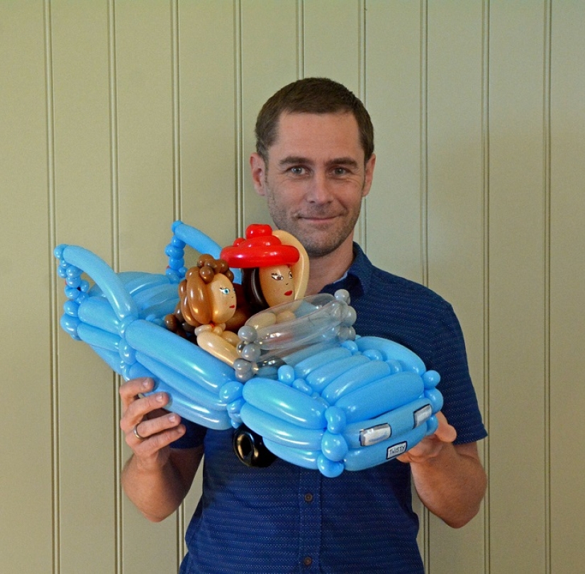 Briton recreates movie scenes with balloons Briton recreates movie scenes with balloons
