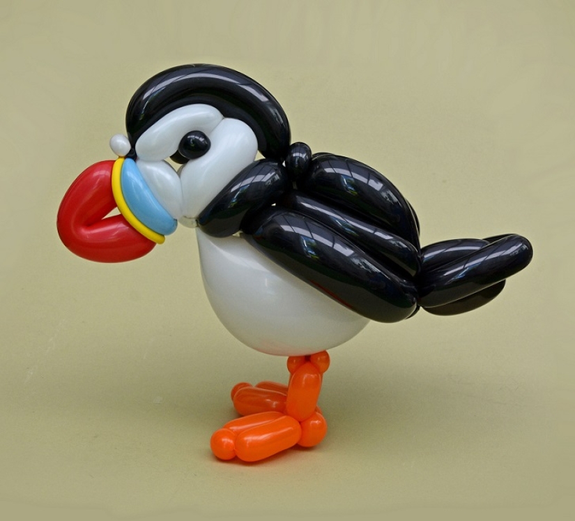 Briton recreates movie scenes with balloons Briton recreates movie scenes with balloons