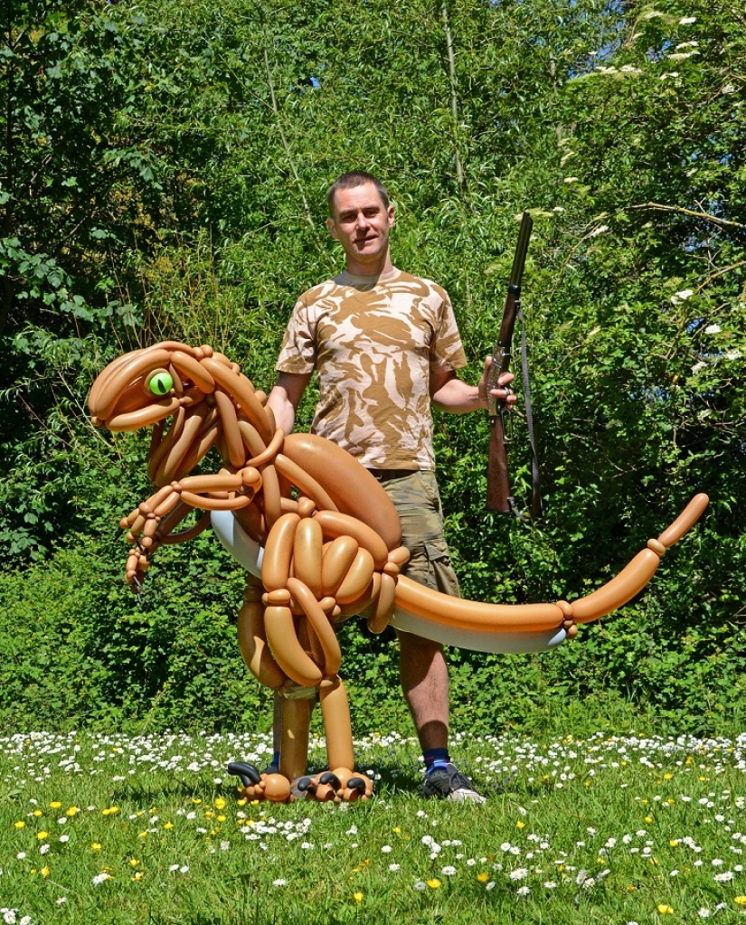 Briton recreates movie scenes with balloons Briton recreates movie scenes with balloons