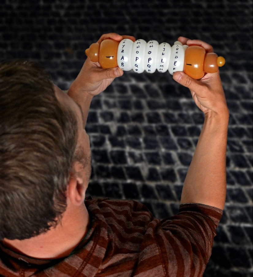 Briton recreates movie scenes with balloons Briton recreates movie scenes with balloons