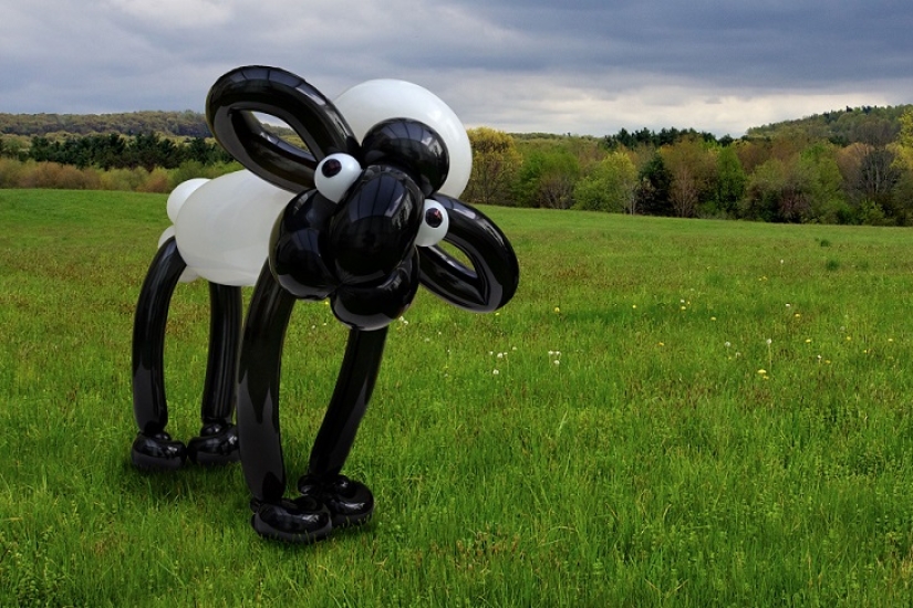 Briton recreates movie scenes with balloons Briton recreates movie scenes with balloons