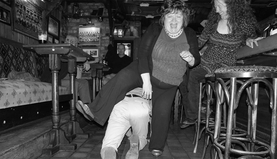 Burdeles de Petya: para aquellos que se perdieron la exposición fotográfica del experto en cortesanas, la mostramos en línea Burdeles de Petya: para aquellos que se perdieron la exposición fotográfica del experto en cortesanas, la mostramos en línea