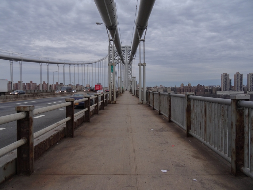 Cada 4 días alguien intenta suicidarse saltando desde este puente.