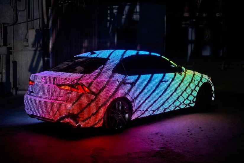 Camaleonmóvil. El nuevo modelo de Lexus estaba cubierto de LED