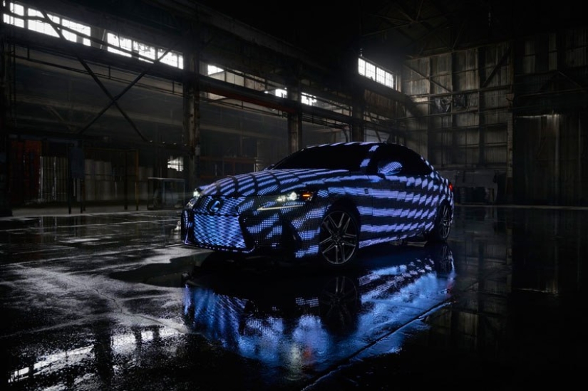 Camaleonmóvil. El nuevo modelo de Lexus estaba cubierto de LED