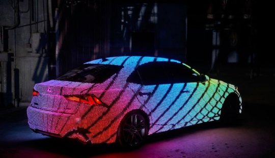 Camaleonmóvil. El nuevo modelo de Lexus estaba cubierto de LED