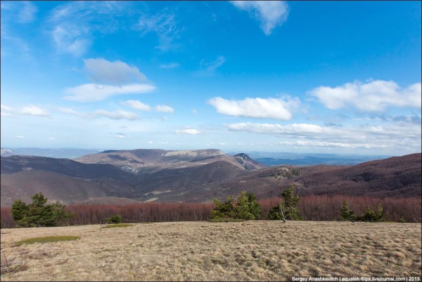 Caminar bajo las nubes. Meseta de Ai-Petri en Crimea Caminar bajo las nubes. Meseta de Ai-Petri en Crimea
