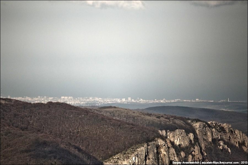 Caminar bajo las nubes. Meseta de Ai-Petri en Crimea Caminar bajo las nubes. Meseta de Ai-Petri en Crimea