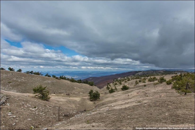 Caminar bajo las nubes. Meseta de Ai-Petri en Crimea Caminar bajo las nubes. Meseta de Ai-Petri en Crimea