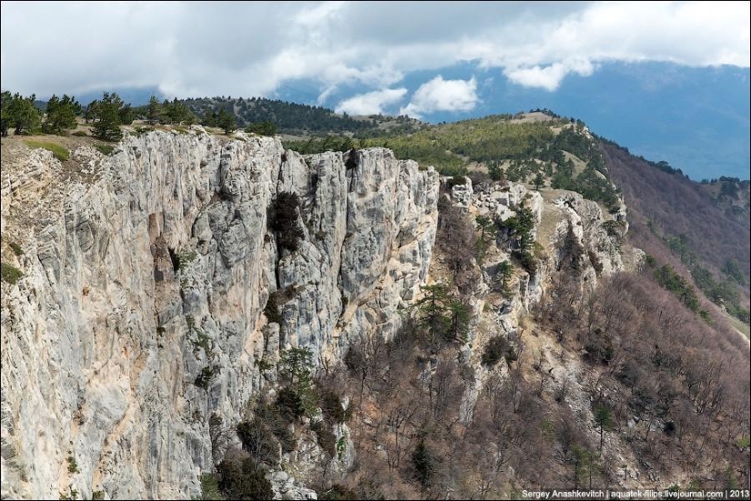 Caminar bajo las nubes. Meseta de Ai-Petri en Crimea Caminar bajo las nubes. Meseta de Ai-Petri en Crimea