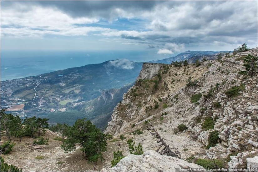 Caminar bajo las nubes. Meseta de Ai-Petri en Crimea Caminar bajo las nubes. Meseta de Ai-Petri en Crimea