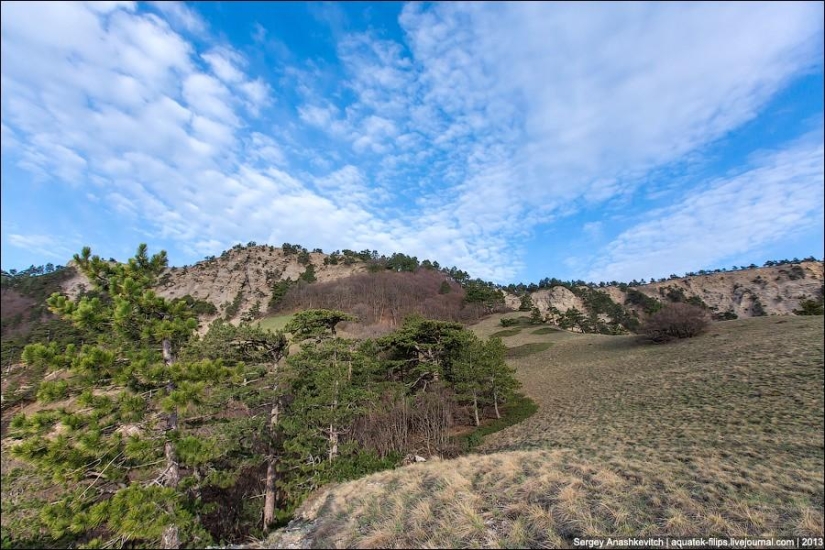 Caminar bajo las nubes. Meseta de Ai-Petri en Crimea Caminar bajo las nubes. Meseta de Ai-Petri en Crimea