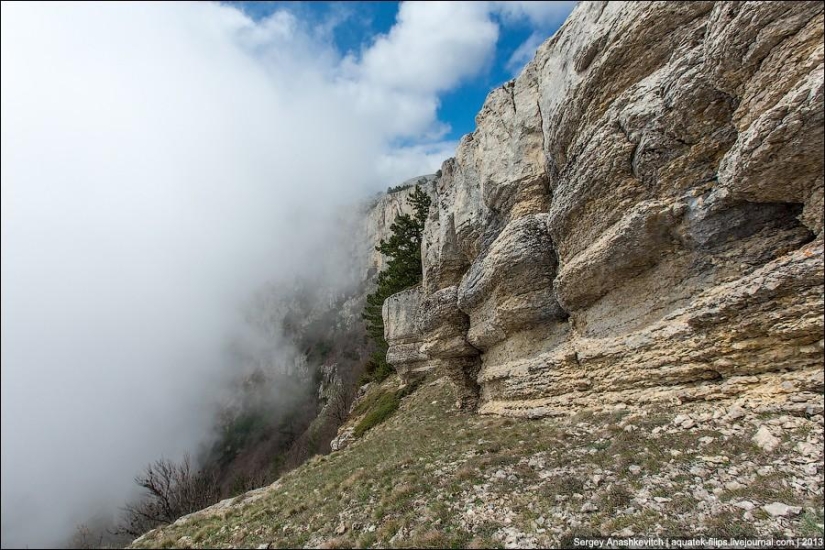 Caminar bajo las nubes. Meseta de Ai-Petri en Crimea Caminar bajo las nubes. Meseta de Ai-Petri en Crimea