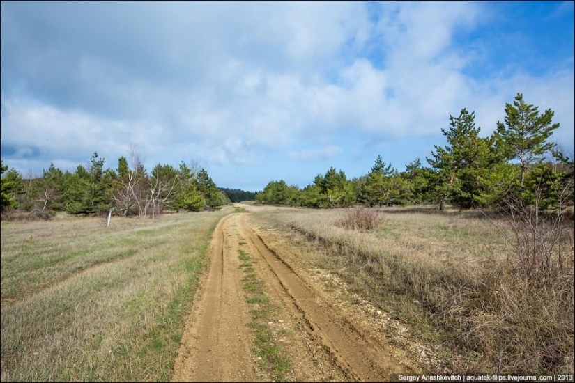 Caminar bajo las nubes. Meseta de Ai-Petri en Crimea Caminar bajo las nubes. Meseta de Ai-Petri en Crimea