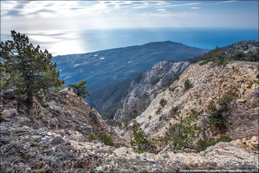 Caminar bajo las nubes. Meseta de Ai-Petri en Crimea Caminar bajo las nubes. Meseta de Ai-Petri en Crimea