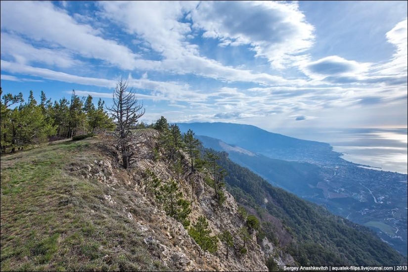 Caminar bajo las nubes. Meseta de Ai-Petri en Crimea Caminar bajo las nubes. Meseta de Ai-Petri en Crimea