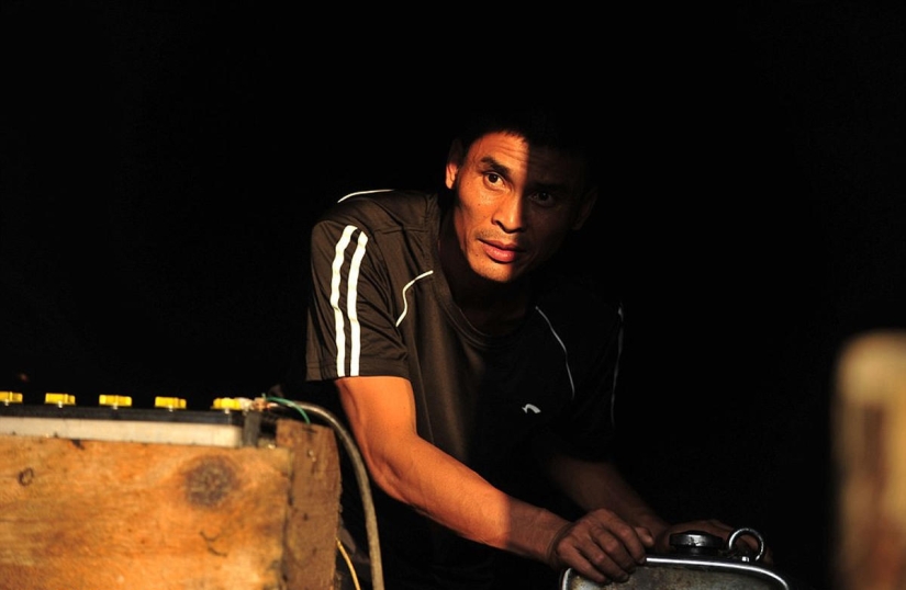 Camino peligroso al pueblo de montaña Camino peligroso al pueblo de montaña