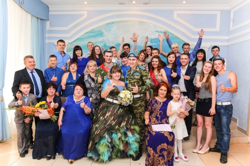 Camouflage dress, berets and vests: a wedding in the style of the Airborne Forces took place in Omsk