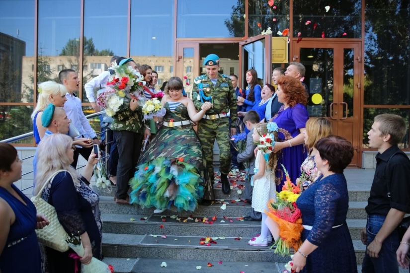 Camouflage dress, berets and vests: a wedding in the style of the Airborne Forces took place in Omsk