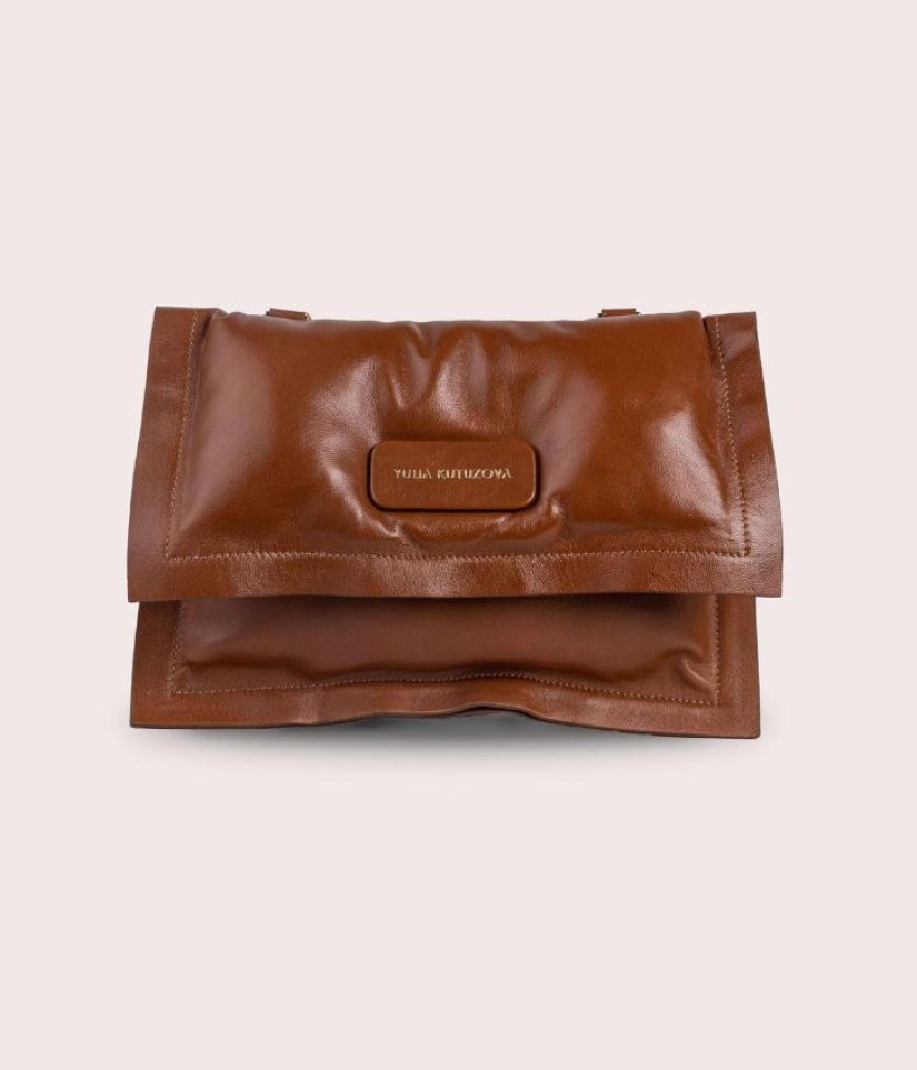 ¿Cansado? Entonces definitivamente necesitas una bolsa de almohada como en los desfiles de JW Anderson y Louis Vuitton.