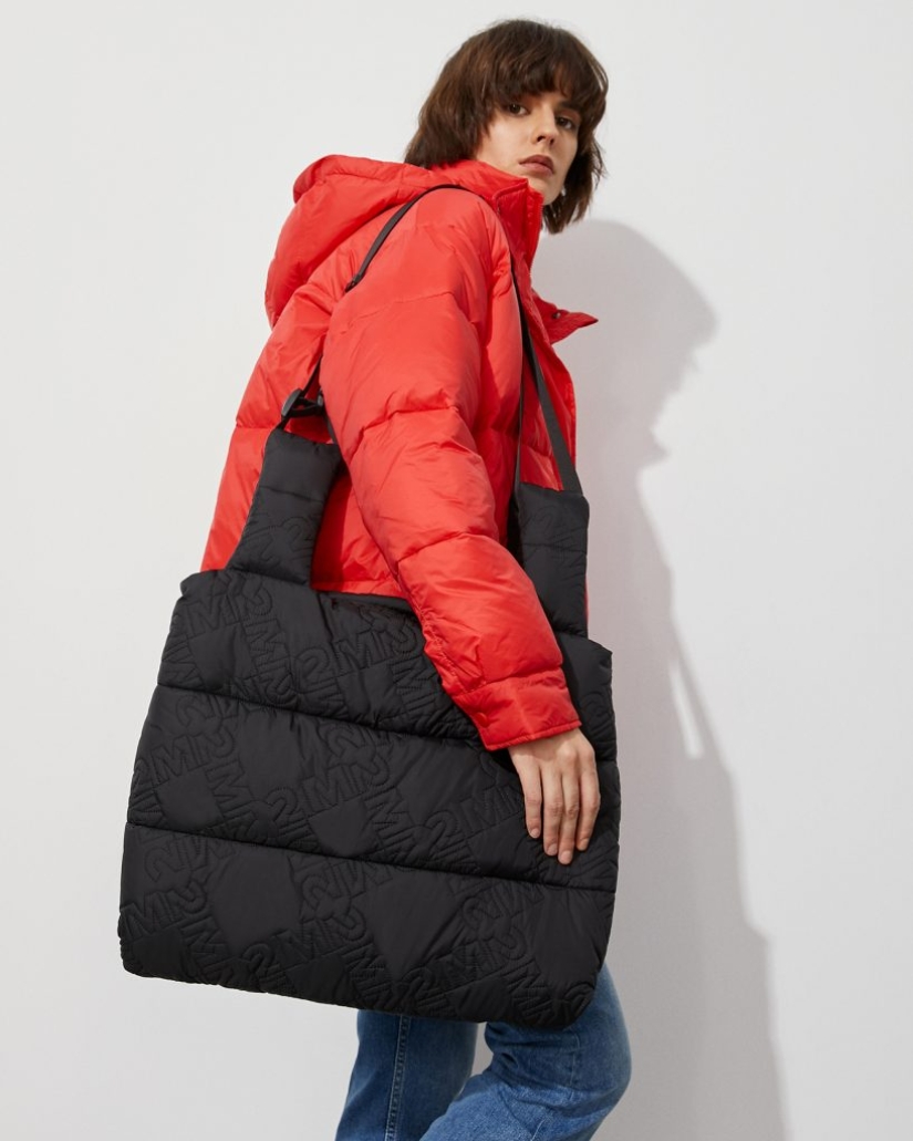 ¿Cansado? Entonces definitivamente necesitas una bolsa de almohada como en los desfiles de JW Anderson y Louis Vuitton.