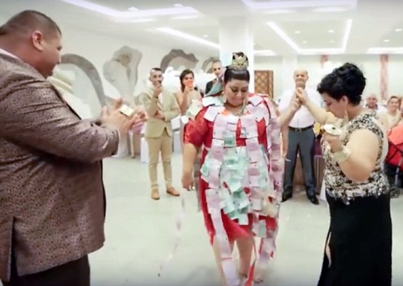 Caro-rico: boda gitana con un vestido por 175 mil dólares y una lluvia de dinero