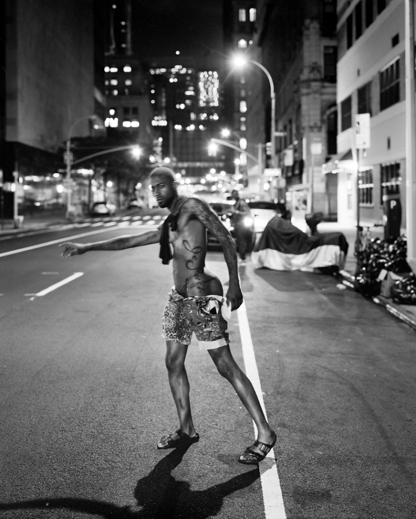 Carruaje a Calabaza: Escenas Callejeras de la Ciudad de Nueva York el domingo por la mañana temprano Carruaje a Calabaza: Escenas Callejeras de la Ciudad de Nueva York el domingo por la mañana temprano