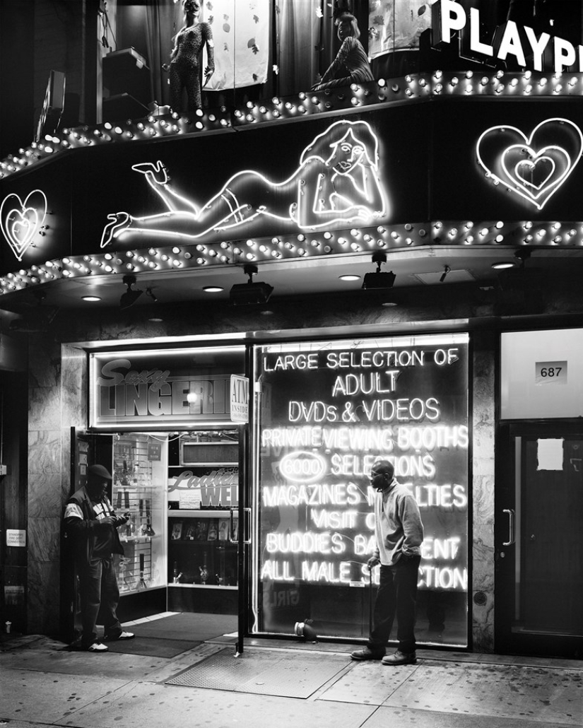 Carruaje a Calabaza: Escenas Callejeras de la Ciudad de Nueva York el domingo por la mañana temprano Carruaje a Calabaza: Escenas Callejeras de la Ciudad de Nueva York el domingo por la mañana temprano