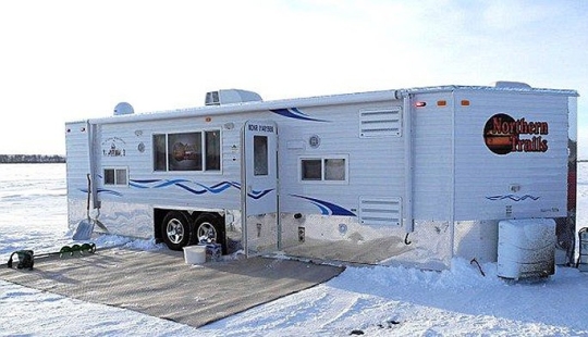 Casa móvil de pesca en hielo