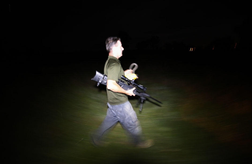 Caza nocturna de canguros en Australia