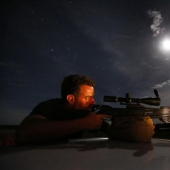 Caza nocturna de canguros en Australia