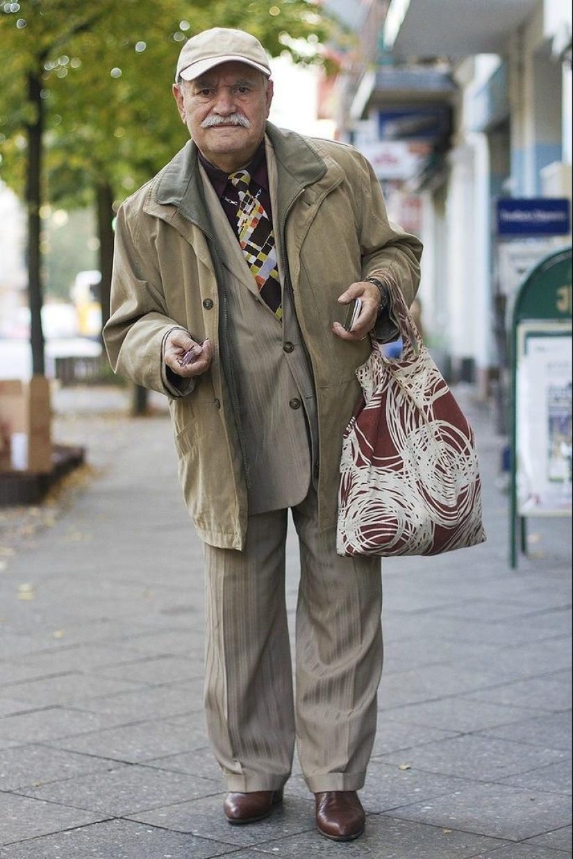 Charismatic old man Ali demonstrates a new bow every day