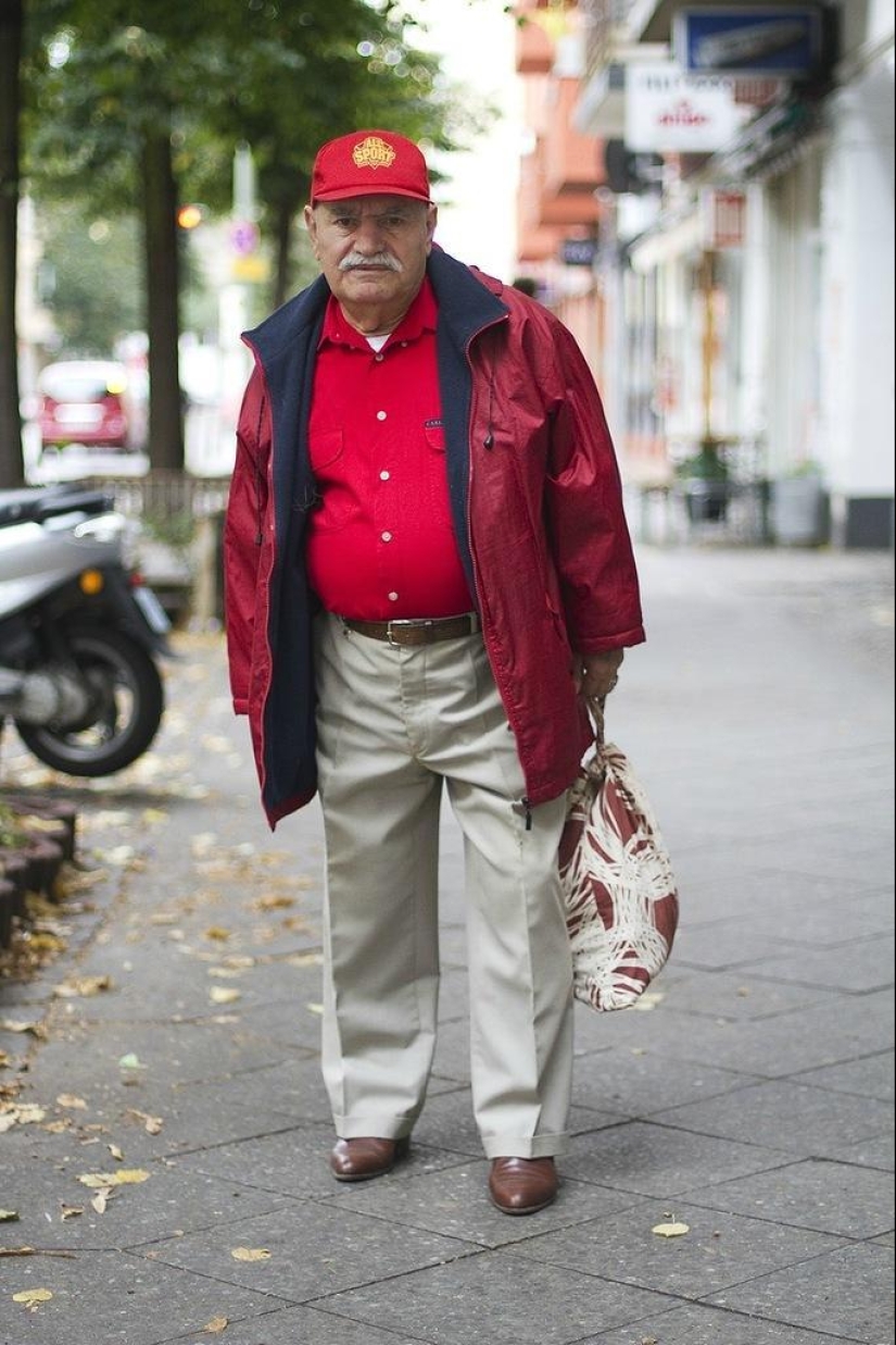 Charismatic old man Ali demonstrates a new bow every day
