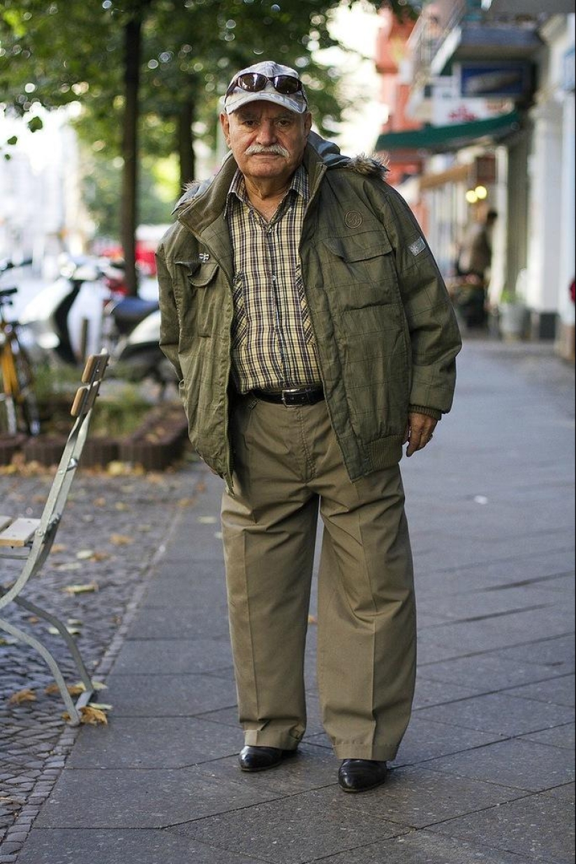 Charismatic old man Ali demonstrates a new bow every day