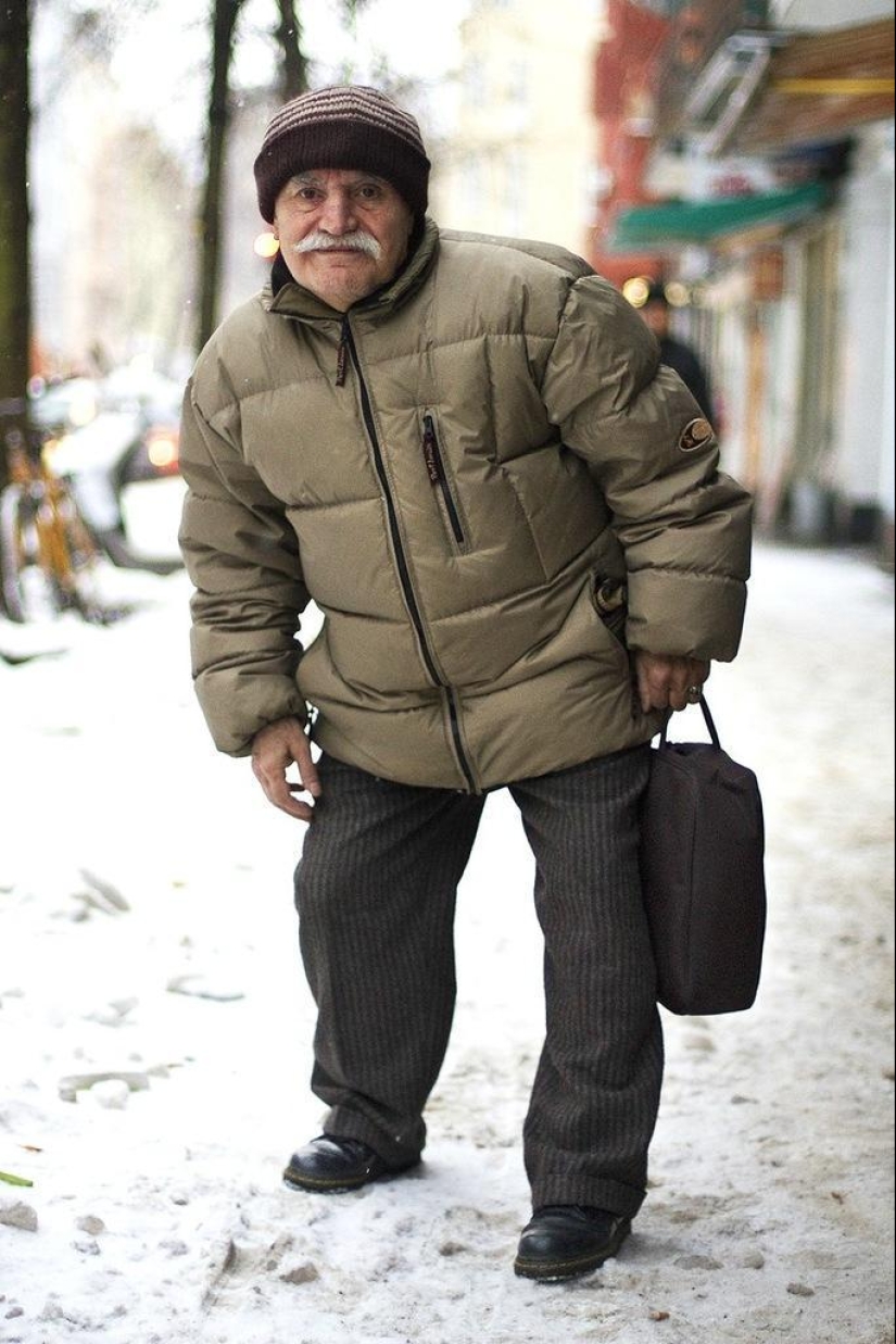 Charismatic old man Ali demonstrates a new bow every day