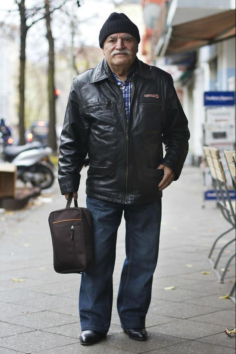 Charismatic old man Ali demonstrates a new bow every day