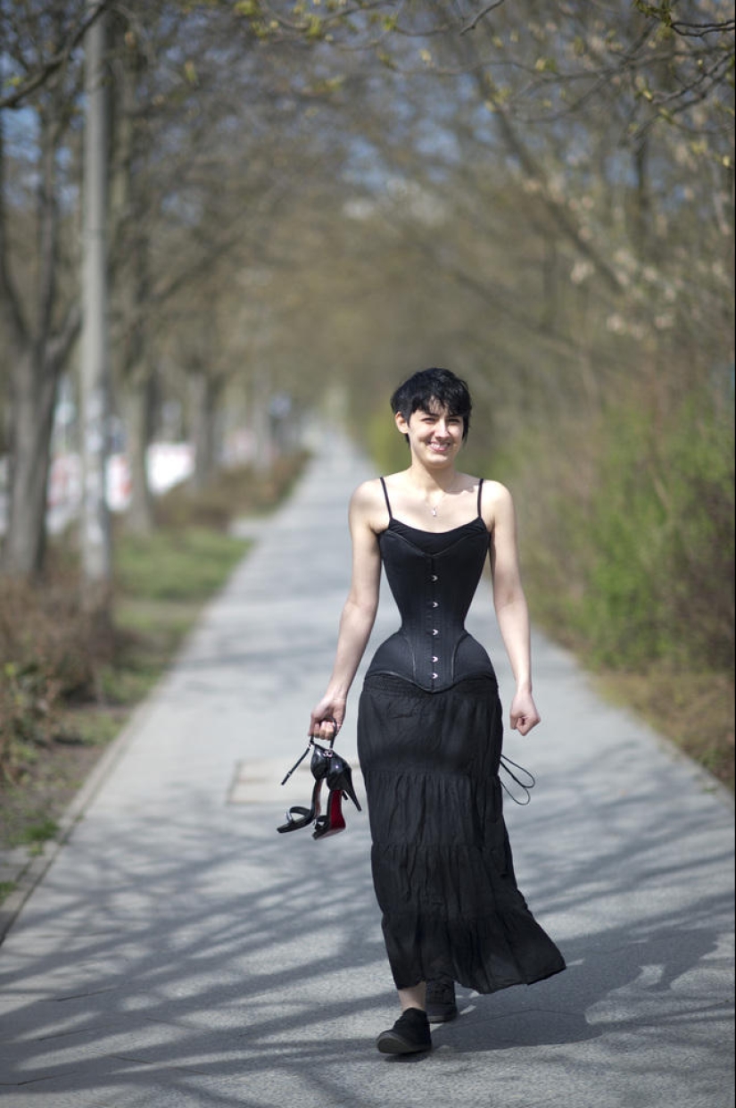 Chica con cintura de avispa