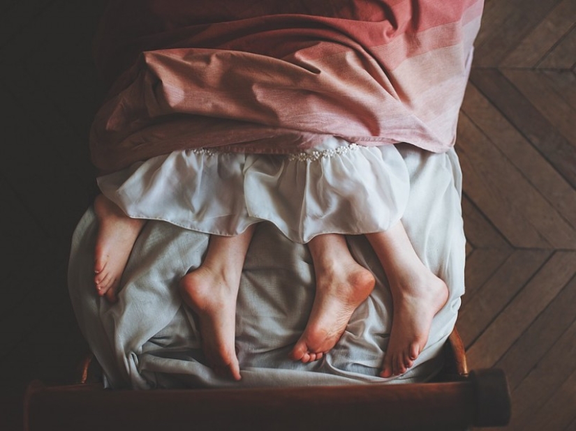 Chica y su amigo invisible