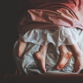 Chica y su amigo invisible