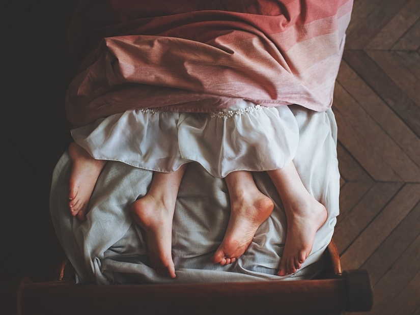 Chica y su amigo invisible