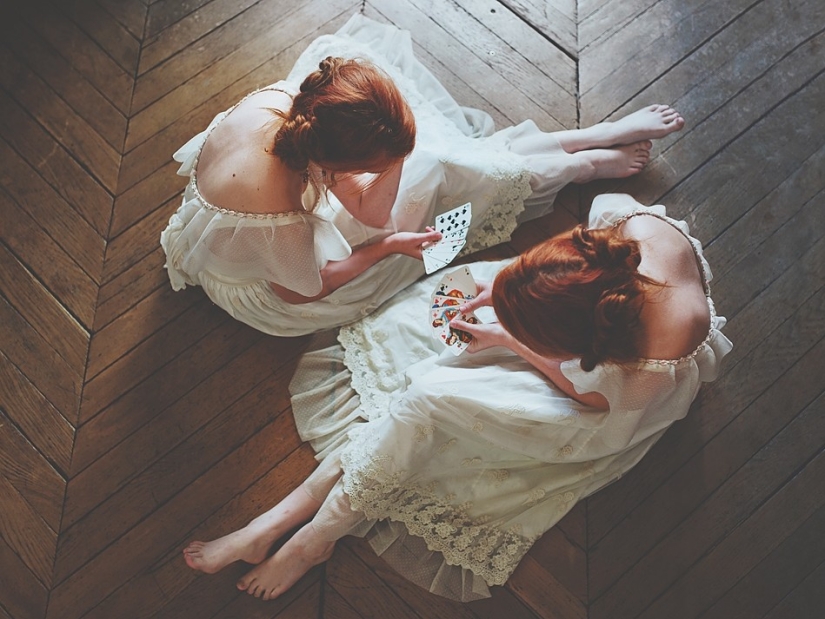 Chica y su amigo invisible