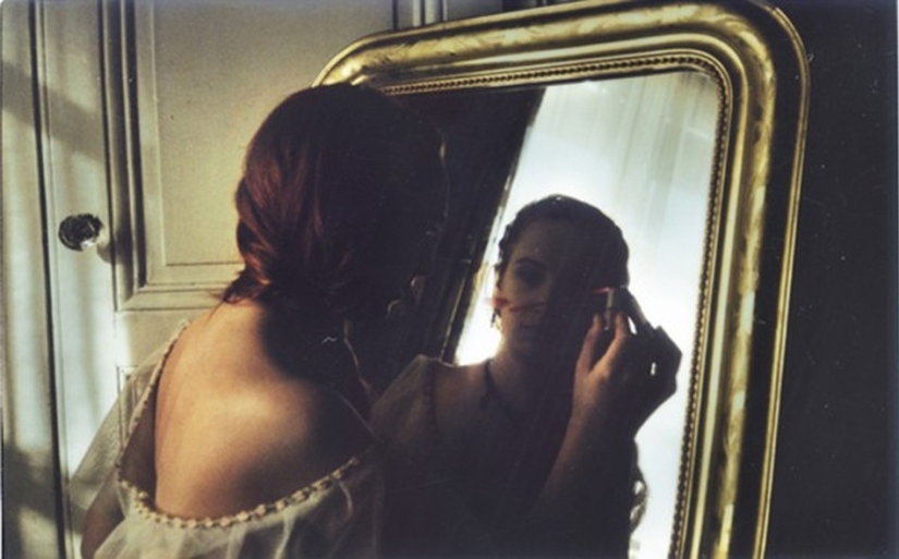 Chica y su amigo invisible